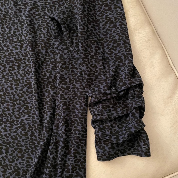 E.L.I. Halsbrook indigo blue, Pima cotton, stretch, ruched sleeve tee, size M - Picture 3 of 4